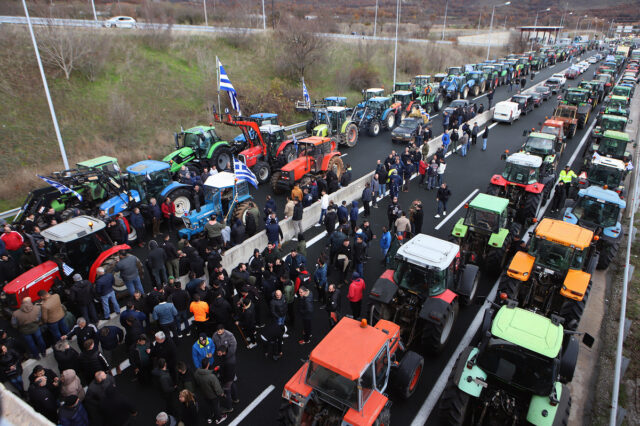 Σταθερά στα μπλόκα οι παραγωγοί της Κεντρικής και Δυτικής Μακεδονίας
