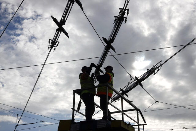 Τέλος εποχής για τα τρόλεϊ – Ξηλώνονται τα πρώτα καλώδια στον Πειραιά