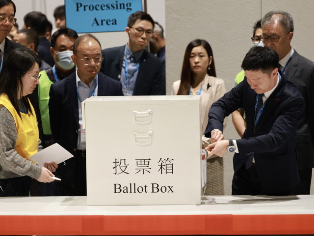 Χονγκ Κονγκ: Χαμηλό το ποσοστό συμμετοχής στις εκλογές στον απόηχο της πολύνεκρης πυρκαγιάς