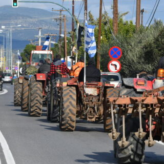 Διαμαρτυρία αγροτών στο γραφείο του Τσιάρα στην Καρδίτσα