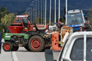 Συνεχίζονται οι πολύωροι αποκλεισμοί σε τελωνεία
