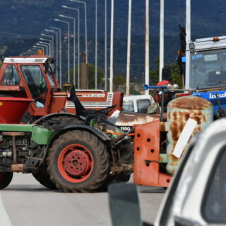 Παραμένουν στα μπλόκα οι αγρότες και κτηνοτρόφοι της χώρας