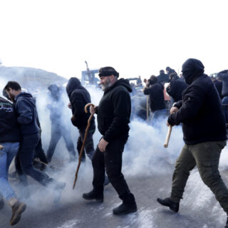 Ηράκλειο: Χημικά από τα ΜΑΤ στο μπλόκο αγροτών