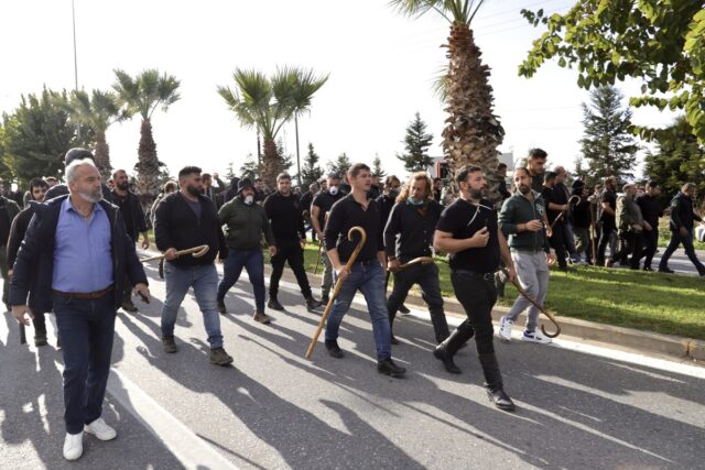 Μπήκαν στο αεροδρόμιο Ηρακλείου οι αγρότες – Ανεστάλη η λειτουργία του