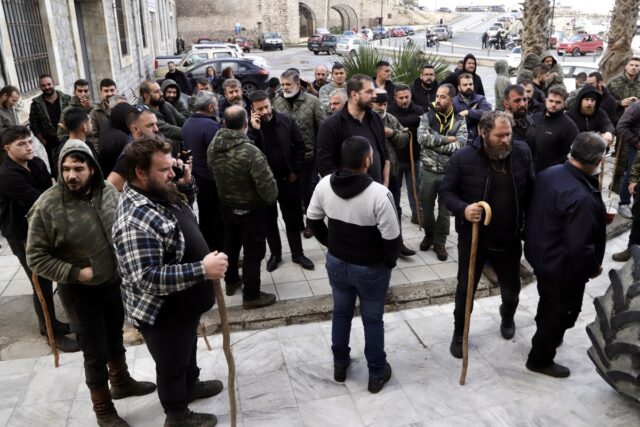 Αγρότες κατέλαβαν το κτήριο της ΑΑΔΕ στο Ηράκλειο