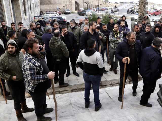 Αγρότες κατέλαβαν το κτήριο της ΑΑΔΕ στο Ηράκλειο