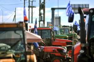 Ανυποχώρητοι παραμένουν στα μπλόκα οι αγρότες