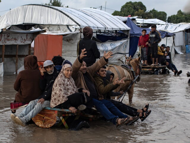 Γάζα: Αντιμέτωποι με πλημμύρες και τον κίνδυνο ασθενειών οι εκτοπισμένοι Παλαιστίνιοι