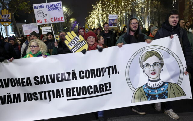 Στους δρόμους βγαίνουν και πάλι χιλιάδες Ρουμάνοι ενάντια στη διαφθορά του δικαστικού συστήματος