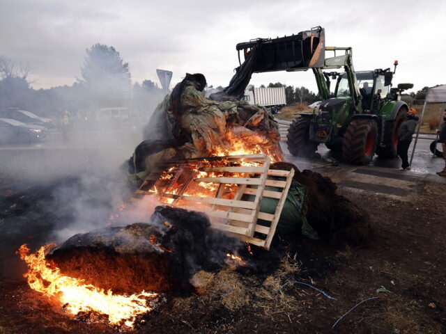 Γαλλία: Αγροτικά μπλόκα σε οδικό δίκτυο και σιδηρόδρομο