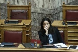 Σύγκρουση κυβέρνησης–αντιπολίτευσης στη Βουλή για τις Συλλογικές Συμβάσεις