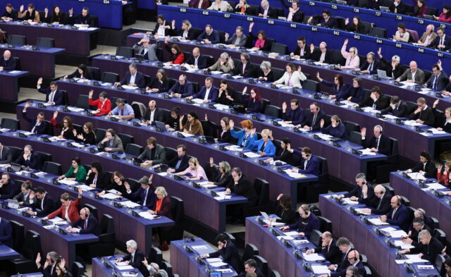 Το Ευρωκοινοβούλιο ενέκρινε ψήφισμα για ασφαλείς αμβλώσεις στην ΕΕ