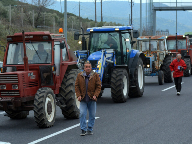 Η ΕΛΑΣ απαντά γιατί κλείνει τους δρόμους που έχουν ανοίξει οι αγρότες