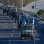 Στα μπλόκα παραμένουν οι αγρότες – Διευκολύνσεις για την έξοδο των εκδρομέων