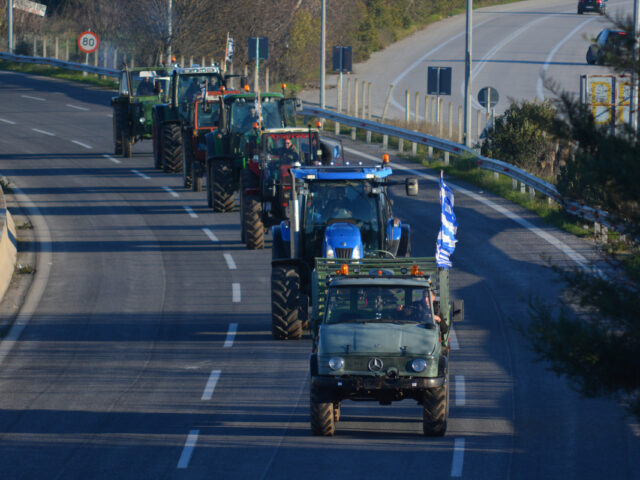 Στα μπλόκα παραμένουν οι αγρότες – Διευκολύνσεις για την έξοδο των εκδρομέων