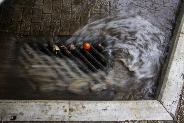 Πλημμύρισε η Πειραιώς – Διακοπή της κυκλοφορίας και στα δύο ρεύματα