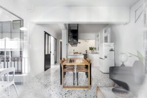 Ένα διαμέρισμα του ’50 στην πλατεία Βικτωρίας γίνεται διαμπερές και ευέλικτο