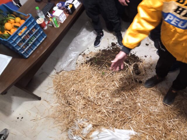 Αγρίνιο: Διαμαρτυρία αγροτών με σανό και κοπριά στα γραφεία βουλευτών της ΝΔ