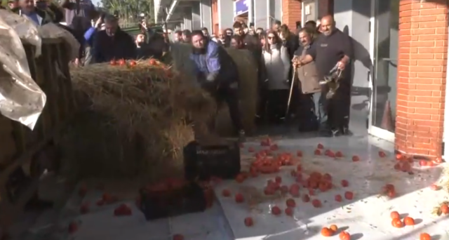 Καβάλα: Κατάληψη του κτηρίου της Αντιπεριφέρειας από τους αγρότες