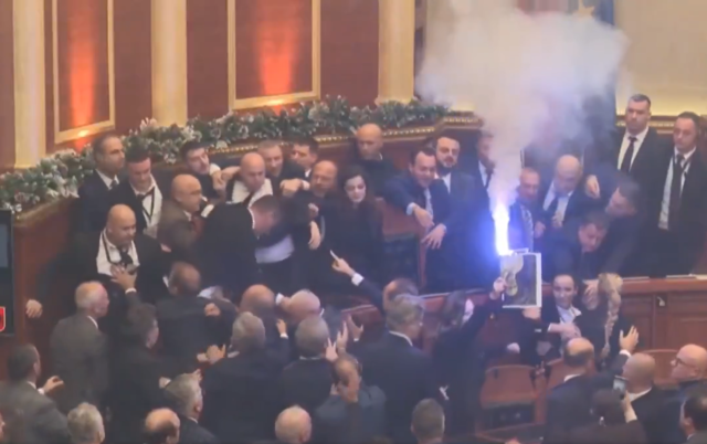 Σκηνές χάους στο κοινοβούλιο της Αλβανίας – Πέταξαν νερό στον πρόεδρο [ΒΙΝΤΕΟ]