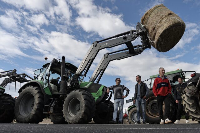 Παραμένουν στα μπλόκα οι αγρότες και κτηνοτρόφοι – Αποκλεισμένη η εθνική οδός Αθηνών-Λαμίας