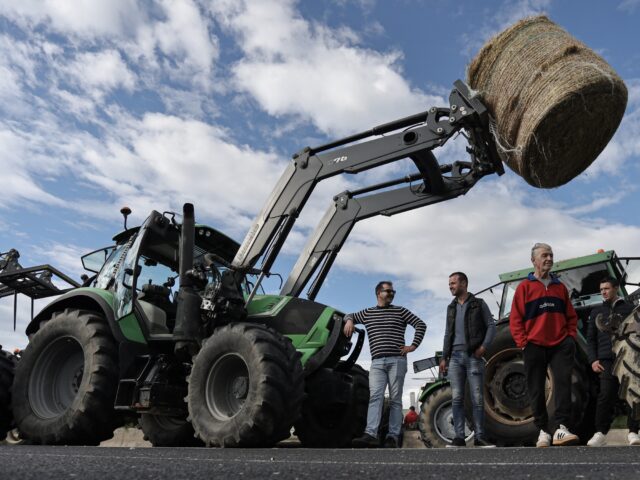 Παραμένουν στα μπλόκα οι αγρότες και κτηνοτρόφοι – Αποκλεισμένη η εθνική οδός Αθηνών-Λαμίας