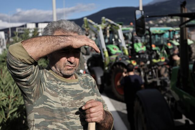 Αμετακίνητοι στα μπλόκα οι παραγωγοί της Κεντρικής και Δυτικής Μακεδονίας