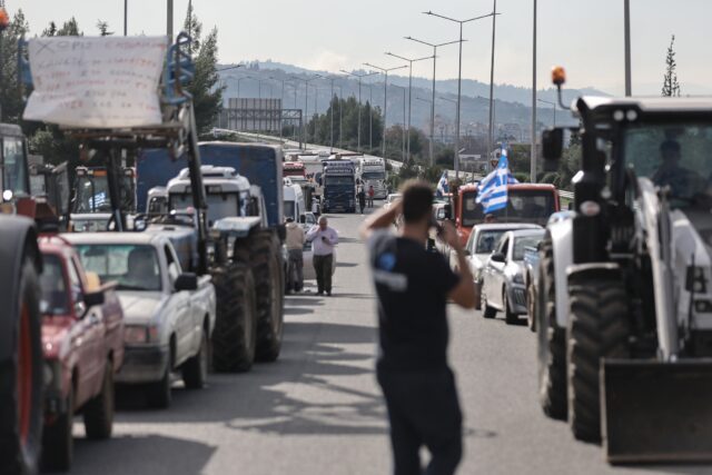 Αγροτικές κινητοποιήσεις: Ένταση και χημικά πριν τη Γέφυρα Ρίου – Αντιρρίου