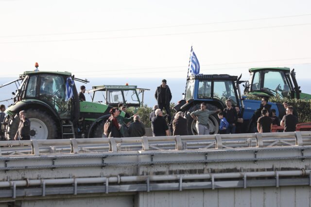 Οι αγρότες των μπλόκων της Θεσσαλίας στο λιμάνι του Βόλου