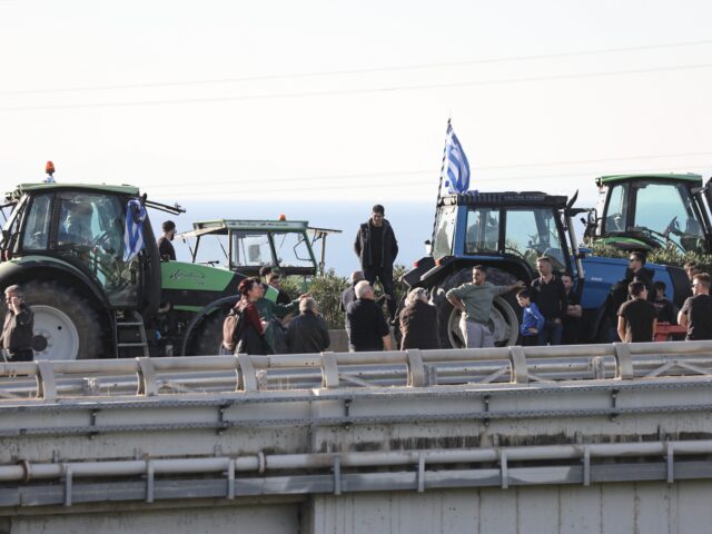 Οι αγρότες των μπλόκων της Θεσσαλίας στο λιμάνι του Βόλου