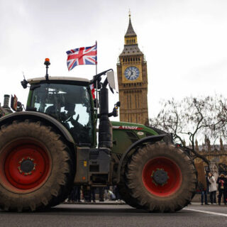 Σε όλη την Ευρώπη, οι αγρότες φωνάζουν: «Φτάνει, πια!»