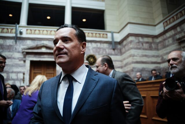 Μαθητές αρνήθηκαν να πουν τα κάλαντα στον Άδωνι Γεωργιάδη [ΒΙΝΤΕΟ]