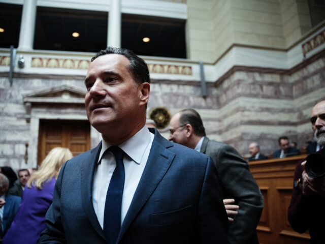 Μαθητές αρνήθηκαν να πουν τα κάλαντα στον Άδωνι Γεωργιάδη [ΒΙΝΤΕΟ]