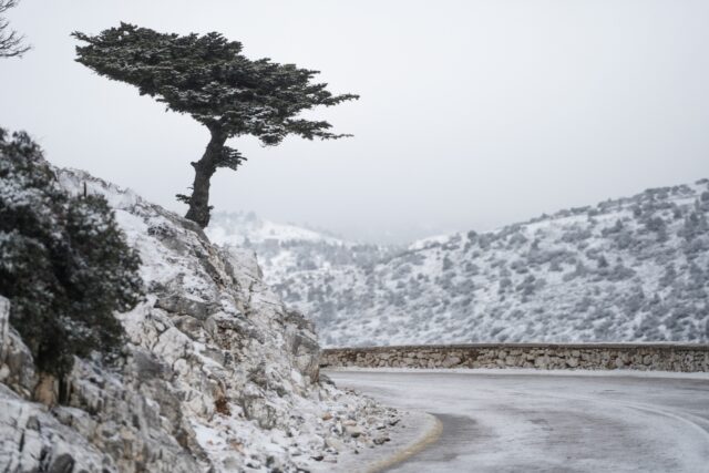 Χιονίζει στην Πάρνηθα – Κλειστός ο δρόμος προς το καζίνο