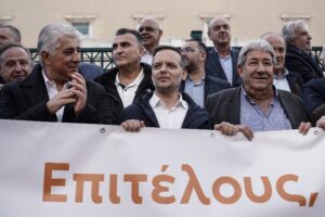 Διαμαρτυρία δημάρχων μπροστά από τη Βουλή