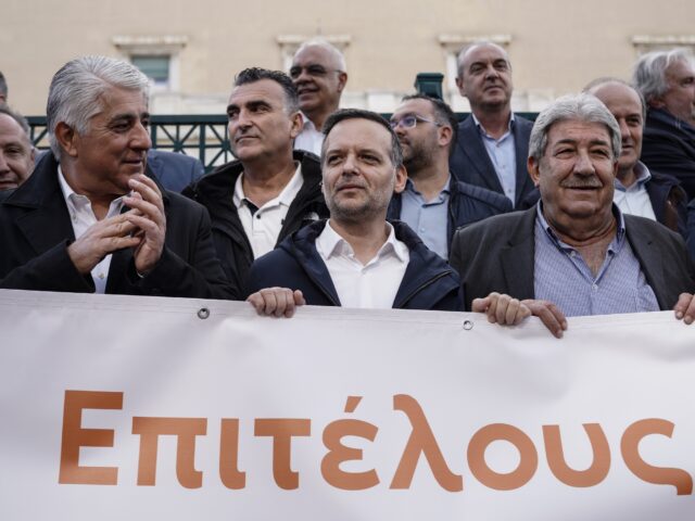 Διαμαρτυρία δημάρχων μπροστά από τη Βουλή