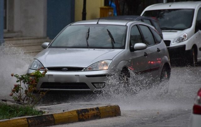 Κακοκαιρία «Byron»: Πλημμύρες και κλειστοί δρόμοι στην Αττική
