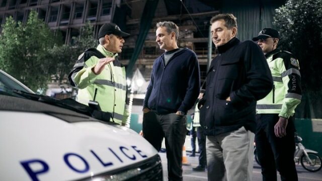 Επίσκεψη του πρωθυπουργού σε σημείο διενέργειας αλκοτέστ στην Αττική