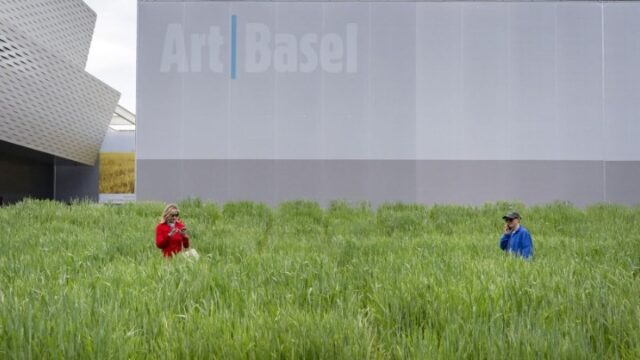 Ντοκιμαντέρ για την καλλιτέχνιδα Άγκνες Ντένες με εκτελεστικό παραγωγό τον Ίθαν Χοκ