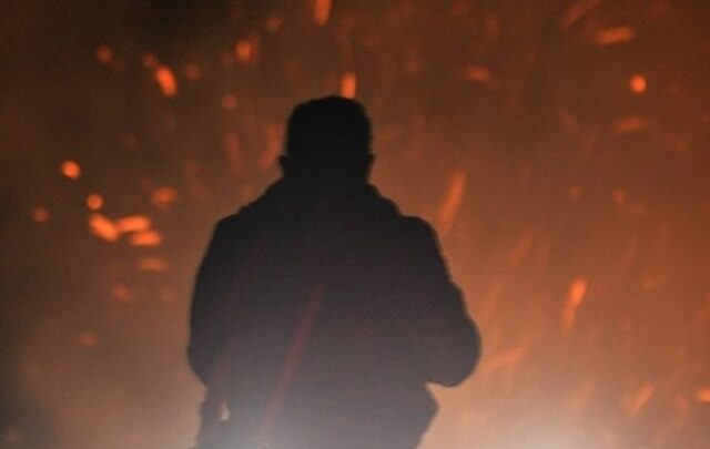 Πυρκαγιά σε διαμέρισμα στην Καλλιθέα. Χωρίς τις αισθήσεις τους εντοπίστηκαν δύο άνδρες