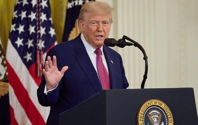 Τραμπ: Ο Ζελένσκι «δεν έχει τίποτα μέχρι να το εγκρίνω εγώ»