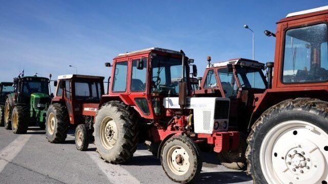 Αγρότες και κτηνοτρόφοι απέκλεισαν εκ νέου τον κόμβο της Εγλυκάδας