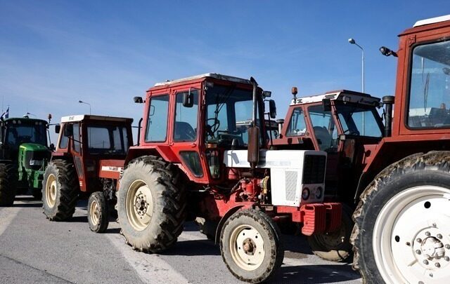 Αγρότες και κτηνοτρόφοι απέκλεισαν εκ νέου τον κόμβο της Εγλυκάδας