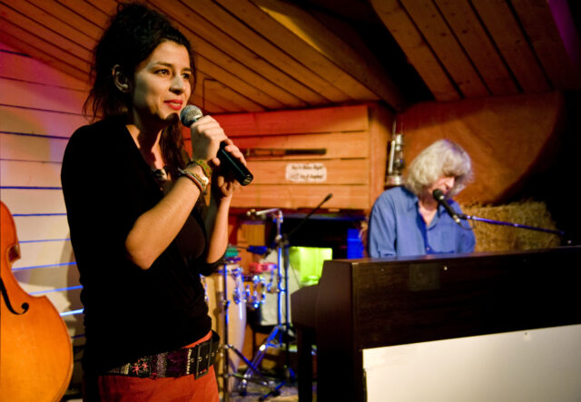 «Από το Rock n Roll στο Ρεμπέτικο»: Το «Πατάρι» του θεάτρου «Μεταξουργείο» επιστρέφει για 2η χρονιά