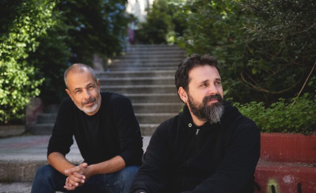 Ο Σπύρος Γραμμένος τραγουδάει «Αυτή τη χρονιά»