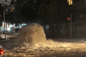 Κακοκαιρία «Byron»: Τι απαντά ο Δήμος Καλλιθέας για τον αγωγό που μετατράπηκε σε «σιντριβάνι»