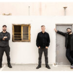 Ο Φοίβος Δεληβοριάς μας προσκαλεί σε ένα μουσικό “Threesome” στο Κύτταρο