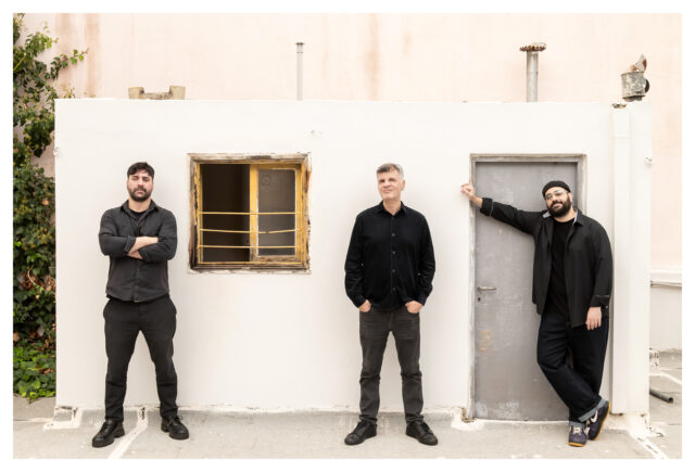 Ο Φοίβος Δεληβοριάς μας προσκαλεί σε ένα μουσικό “Threesome” στο Κύτταρο