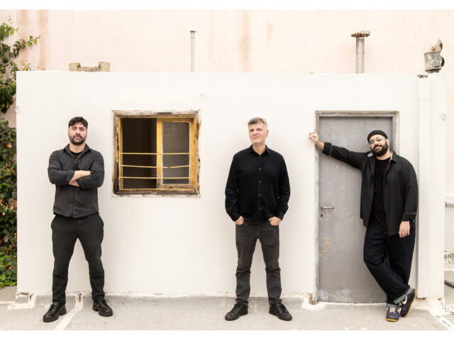 Ο Φοίβος Δεληβοριάς μας προσκαλεί σε ένα μουσικό “Threesome” στο Κύτταρο