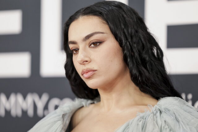 «The Moment»: Η Charli xcx αποχαιρετά το «Brat» με τον δικό της τρόπο